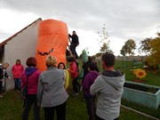 Převlékáme čarodějnici za Obří Halloweenskou mrkvodýni